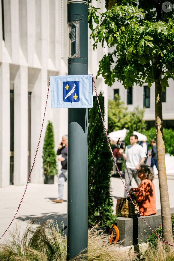 Sur Instagram, Anouchka Delon a exprimé sa fierté en rappelant le lien fort qui unissait son père à la ville, où il avait reçu une Palme d'honneur en 2019.

Alors que les enfants Delon étaient invités à l'inauguration du parvis Alain Delon au coeur du Campus Georges Méliès de Cannes, c'est Liv Delon la fille cadette d'Anthony qui est venue en présence du maire de la ville, David Lisnard, à Cannes, France, le 22 mai 2026.  © Sam Delpech/Bestimage