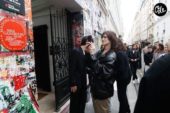 cette tanière légendaire dévoile ses mystères au cœur d'une pièce emblématique. 

Charlotte Gainsbourg lors de la cérémonie de dévoilement de la plaque "Maison des Illustres" de la Maison Gainsbourg à Paris, France, le 2 avril 2024. © Christophe Clovis/Bestimage