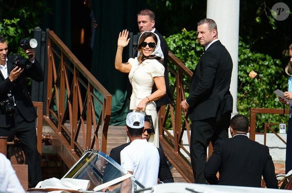 Lauren Sanchez salue les photographes en arrivant à son hôtel à Venise, en marge de son mariage avec J.Bezos, le 27 juin 2025. Backgrid UK/ Bestimage