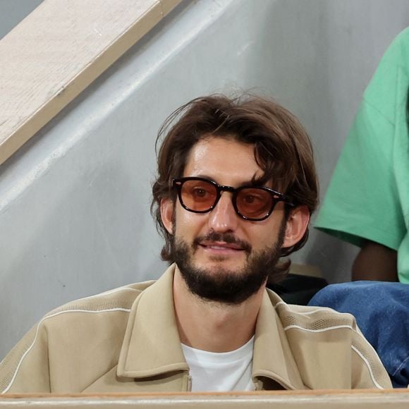 Pierre Niney en tribunes lors des Internationaux de France de Tennis de Roland Garros 2025, à Paris, France, le 6 juin 2025. © Jacovides-Moreau/Bestimage