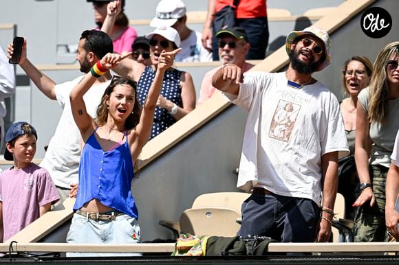 Les enfants de Yannick Noah, Joakim et Jenaye, lors d'un concert en direct sur le court central Philippe Chatrier pendant le tournoi de tennis du Grand Chelem de Roland-Garros, le 27 mai 2023 au stade Roland-Garros à Paris, en France. Photo de Victor Joly/Abaca