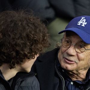 Patrick Chesnais et son fils Victor - People en tribunes lors du match de championnat de Ligue 1 Uber Eats opposant le Paris Saint-Germain (PSG) au RC Lens (3-1) au Parc des Princes à Paris le 15 avril 2023. © Cyril Moreau/Bestimage