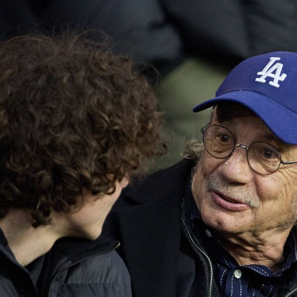 Patrick Chesnais et son fils Victor - People en tribunes lors du match de championnat de Ligue 1 Uber Eats opposant le Paris Saint-Germain (PSG) au RC Lens (3-1) au Parc des Princes à Paris le 15 avril 2023. © Cyril Moreau/Bestimage