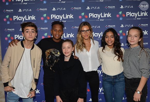 Joyce Jonathan entre le goupe Kids United : (G-D) Esteban Durand, Gabriel Gros, Gloria (Emilie Jolie), Nilusi Nissanka et Erza Muqoli - Soirée de lancement de PlayLink de PlayStation au Play Link House à Paris, France, le 12 octobre 2017. © Veeren/Bestimage