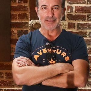 Exclusif - Jean Dujardin et ses trois partenaires, Antoine Gravouil, Olivier Carsoule et Éric Lafon, fondateurs de la distillerie Bordeaux Distilling Co, basée dans le quartier de Bacalan, lancent leur premier whisky, au nom évocateur : Aventure, à Bordeaux, France, le 1er octobre 2025. © Fabien Cottereau/Bestimage