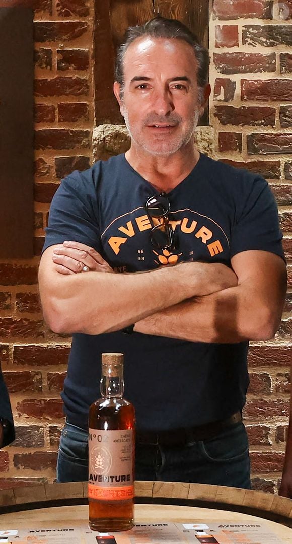 Exclusif - Jean Dujardin et ses trois partenaires, Antoine Gravouil, Olivier Carsoule et Éric Lafon, fondateurs de la distillerie Bordeaux Distilling Co, basée dans le quartier de Bacalan, lancent leur premier whisky, au nom évocateur : Aventure, à Bordeaux, France, le 1er octobre 2025. © Fabien Cottereau/Bestimage