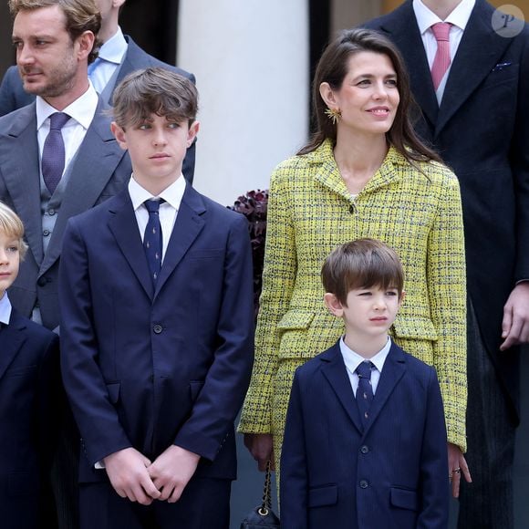Pierre Casiraghi, Charlotte Casiraghi et ses enfants Raphaël Elmaleh,  Balthazar Rassam - La famille princière monégasque dans la cour d'honneur du palais lors de la la fête nationale à Monaco le 19 novembre 2025. © Dominique Jacovides - Bruno Bebert / Bestimage
