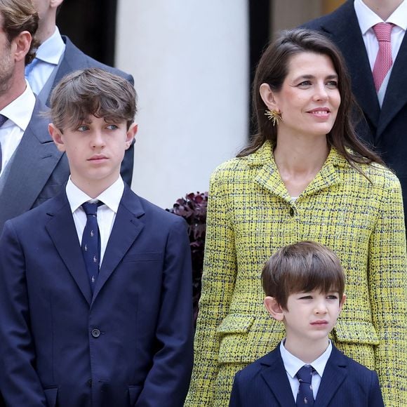 Pierre Casiraghi, Charlotte Casiraghi et ses enfants Raphaël Elmaleh,  Balthazar Rassam - La famille princière monégasque dans la cour d'honneur du palais lors de la la fête nationale à Monaco le 19 novembre 2025. © Dominique Jacovides - Bruno Bebert / Bestimage