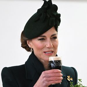 Kate Middleton s'est également lâchée durant cet évènement

Catherine (Kate) Middleton, princesse de Galles, colonel des Irish Guards, boit une Guinness lors de sa visite le régiment lors du défilé de la Saint-Patrick à la caserne Wellington de Londres, Royaume Uni, le 17 mars 2025. © Eddie Mulholland/WPA-Pool/Bestimage
