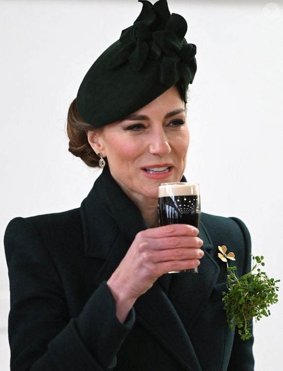 Kate Middleton s'est également lâchée durant cet évènement

Catherine (Kate) Middleton, princesse de Galles, colonel des Irish Guards, boit une Guinness lors de sa visite le régiment lors du défilé de la Saint-Patrick à la caserne Wellington de Londres, Royaume Uni, le 17 mars 2025. © Eddie Mulholland/WPA-Pool/Bestimage