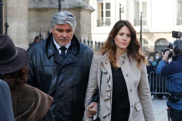 “Ces messages qui me traitent de ‘trop vieille’ ne sont pas juste des critiques, ils révèlent un vrai problème de société”, écrit-elle

David Douillet et sa femme Vanessa - Sorties des obsèques de Jean-Pierre Pernaut en la Basilique Sainte-Clotilde à Paris le 9 mars 2022. 

© Christophe Clovis / Bestimage