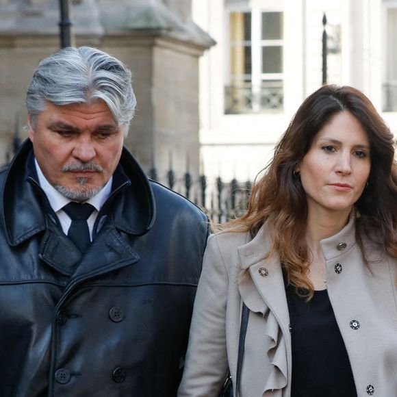 “Ces messages qui me traitent de ‘trop vieille’ ne sont pas juste des critiques, ils révèlent un vrai problème de société”, écrit-elle

David Douillet et sa femme Vanessa - Sorties des obsèques de Jean-Pierre Pernaut en la Basilique Sainte-Clotilde à Paris le 9 mars 2022. 

© Christophe Clovis / Bestimage