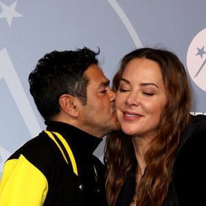 Ils sont arrivés main dans la main et il l'a embrassée sur la joue. 

Jamel Debbouze et sa femme Mélissa Theuriau - Tapis rouge lors du 29ème Festival International du Film de Comédie de l'Alpe d'Huez le 21 Janvier 2026. © Dominique Jacovides/Bestimage