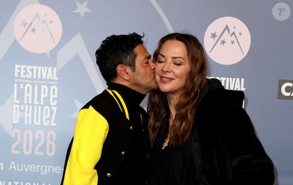 Ils sont arrivés main dans la main et il l'a embrassée sur la joue. 

Jamel Debbouze et sa femme Mélissa Theuriau - Tapis rouge lors du 29ème Festival International du Film de Comédie de l'Alpe d'Huez le 21 Janvier 2026. © Dominique Jacovides/Bestimage