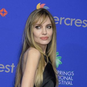 "J'ai grandi à Los Angeles, j'y réside encore à cause d'une procédure de divorce, mais dès que mes plus jeunes enfants auront 18 ans, je passerai beaucoup plus de temps au Cambodge.", avait expliqué Angelina Jolie au "Hollywood Reporter" l'été dernier. 

Angelina Jolie arrive à la 36e cérémonie des Palm Springs International Film Awards qui se tient au Palm Springs Convention Center. Photo de Tammie Arroyo/AFF/ABACAPRESS.COM