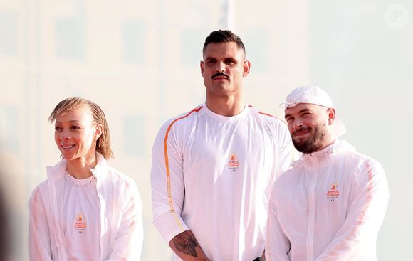 Florent Manaudou et Jul lors de la cérémonie d'arrivée de la flamme olympique au Vieux-Port de Marseille, France, le 8 mai 2024, avant les Jeux olympiques et paralympiques de Paris 2024. © Dominique Jacovides/Bestimage
