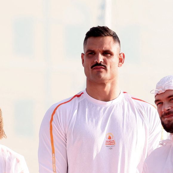 Florent Manaudou et Jul lors de la cérémonie d'arrivée de la flamme olympique au Vieux-Port de Marseille, France, le 8 mai 2024, avant les Jeux olympiques et paralympiques de Paris 2024. © Dominique Jacovides/Bestimage