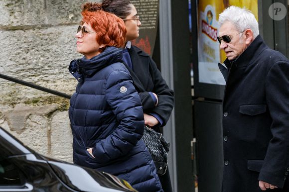 Véronique Genest et son mari Meyer Bokobza - Arrivées aux obsèques de C.Laborde en l’église Saint-Roch à Paris, le 6 février 2025. Décédée le 28 janvier 2025 à l'âge de 73 ans, l'ancienne présentatrice météo de TF1 (1988 - 2017) était atteinte de la maladie neurodégénérative à corps de Lewy. 
© Jacovides - Moreau / Bestimage
