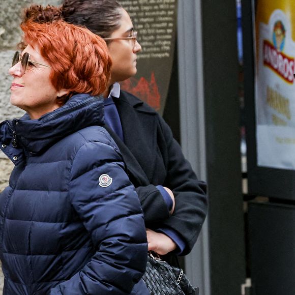 Véronique Genest et son mari Meyer Bokobza - Arrivées aux obsèques de C.Laborde en l’église Saint-Roch à Paris, le 6 février 2025. Décédée le 28 janvier 2025 à l'âge de 73 ans, l'ancienne présentatrice météo de TF1 (1988 - 2017) était atteinte de la maladie neurodégénérative à corps de Lewy. 
© Jacovides - Moreau / Bestimage