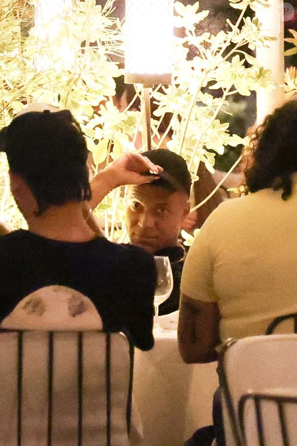 Le célèbre attaquant a été photographié le 12 juillet 2025 au restaurant Loulou, situé au cœur du jardin des Tuileries, à deux pas du Louvre...

Paris, FRANCE Le footballeur français Kylian Mbappé passe la soirée avec des amis et deux mystérieuses femmes au restaurant Loulou à Paris. La star du football est restée dehors de 21 heures à 1 heure du matin !