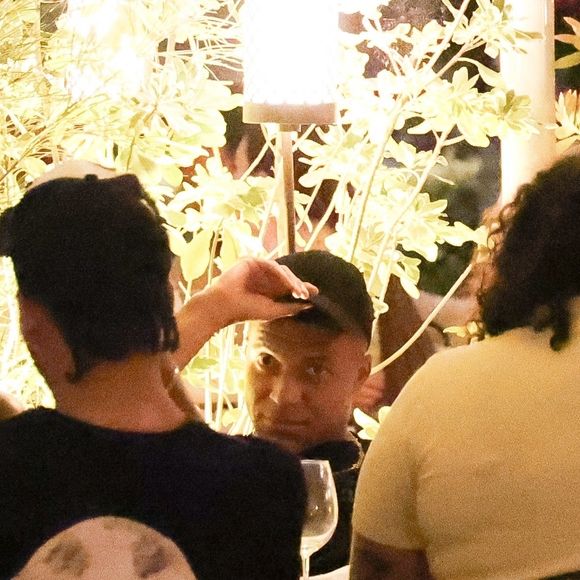 Le célèbre attaquant a été photographié le 12 juillet 2025 au restaurant Loulou, situé au cœur du jardin des Tuileries, à deux pas du Louvre...

Paris, FRANCE Le footballeur français Kylian Mbappé passe la soirée avec des amis et deux mystérieuses femmes au restaurant Loulou à Paris. La star du football est restée dehors de 21 heures à 1 heure du matin !