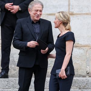 Michel Drucker, Audrey Crespo-Mara - Sorties des obsèques de Thierry Ardisson en l’église Saint-Roch de Paris, France, le 17 juillet 2025. © Clovis-Jacovides/Bestimage