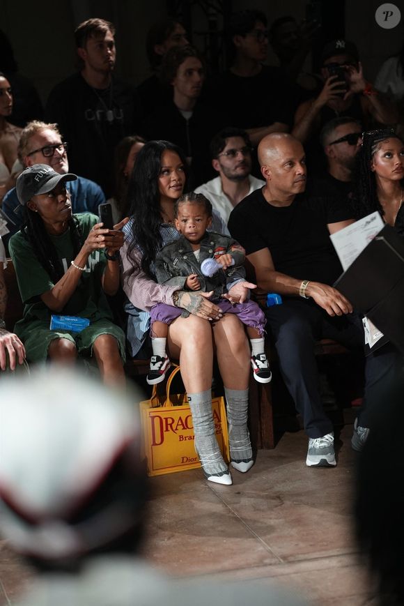 Rihanna en Front Row du défilé AWGE "Collection Homme Prêt-à-Porter Printemps/Eté 2026" lors de la Fashion Week de Paris (PFW) Backgrid UK/ Bestimage