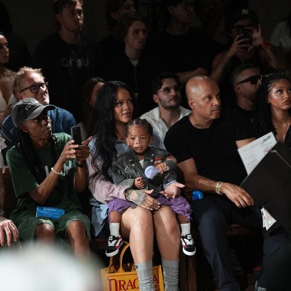 Rihanna en Front Row du défilé AWGE "Collection Homme Prêt-à-Porter Printemps/Eté 2026" lors de la Fashion Week de Paris (PFW) Backgrid UK/ Bestimage
