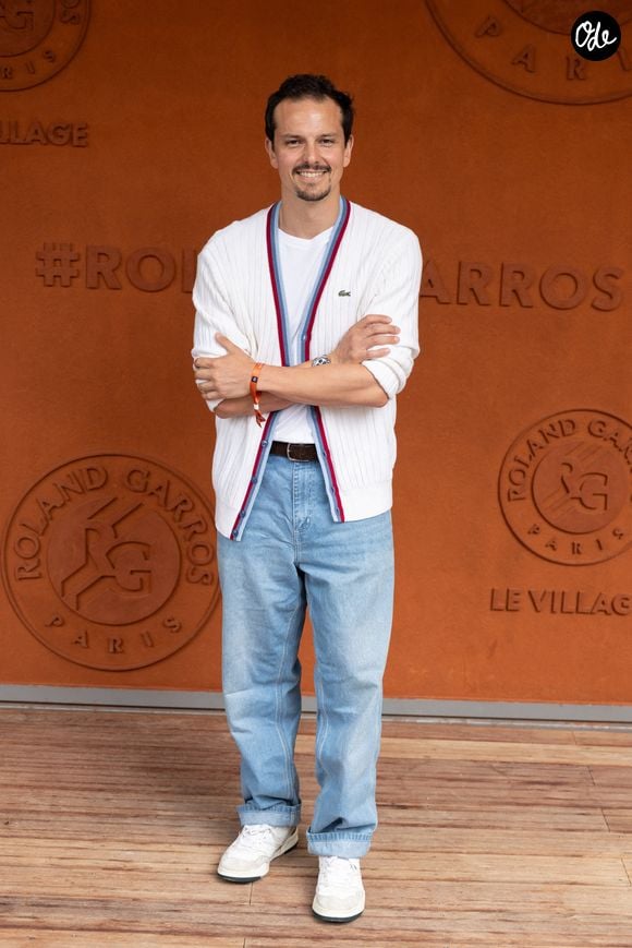 Le chef met notamment à l’honneur des établissements réputés pour leurs produits frais et leurs spécialités autour du poisson.

Juan Arbelaez assiste à la 10e journée du « Village » lors de Roland-Garros 2026, le 2 juin 2026 à Paris, en France. Photo de Nasser Berzane/ABACAPRESS.COM