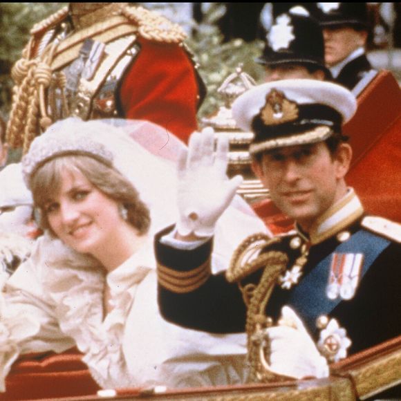 Andrew Morton, auteur d'une biographie sur Lady Di, revient aujourd’hui sur les mensonges et trahisons qu’elle a subis.

Mariage du prince et de la princesse de Galles (Lady Diana Spencer) à Londres, Royaume Uni, le 29 juillet 1981. Ils sont entourés des princes Andrew et Edouard.

© ALPHA AGENCY / BESTIMAGE