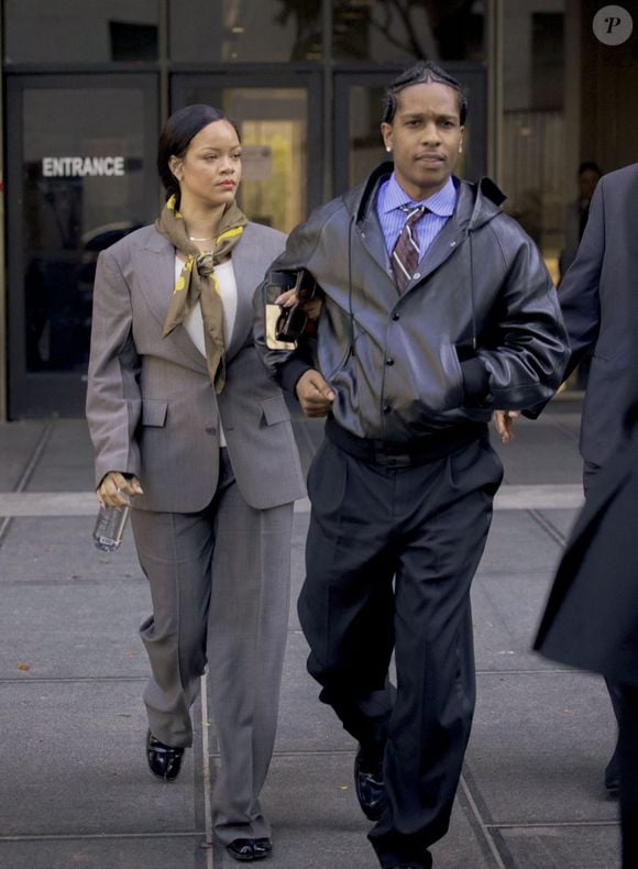 Élégante, l'interprète du titre Umbrella portait un trench et un foulard beige et est restée très discrète lors de l'audience au tribunal.

Exclusif - Rihanna et A$AP Rocky sortent du tribunal de Los Angeles le 7 février 20255 @Backgrid USA / Bestimage
