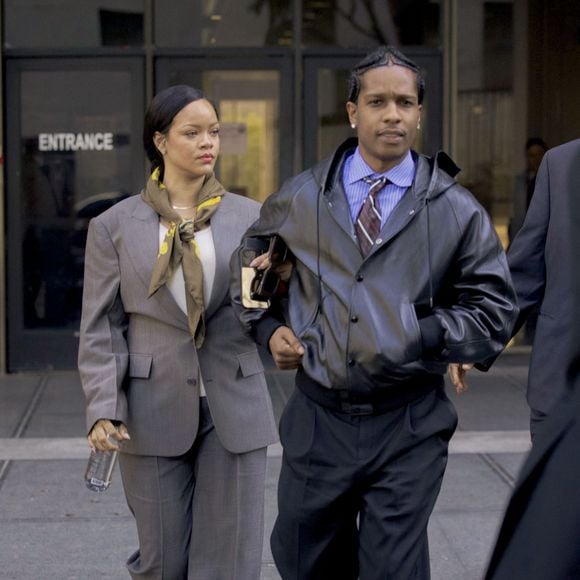 Élégante, l'interprète du titre Umbrella portait un trench et un foulard beige et est restée très discrète lors de l'audience au tribunal.

Exclusif - Rihanna et A$AP Rocky sortent du tribunal de Los Angeles le 7 février 20255 @Backgrid USA / Bestimage