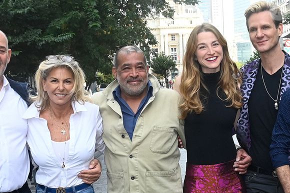 Caroline Margeridon est à Bruxelles avec les acheteurs (Stéphane Vanhandenhoven, Aurore Morisse, Bernard Dumeige, Alexandra Morel, Glorian Kabongo, François-Xavier Renou, François Cases Bardina, Gérald Watelet (animateur) et Jérôme Duvillard (commissaire-priseur)) de l'émission belge "Affaire conclue" pour une vente aux enchères d'objets donnés à "Viva for Life" en Belgique le 29 octobre 2022. Photonews / Bestimage