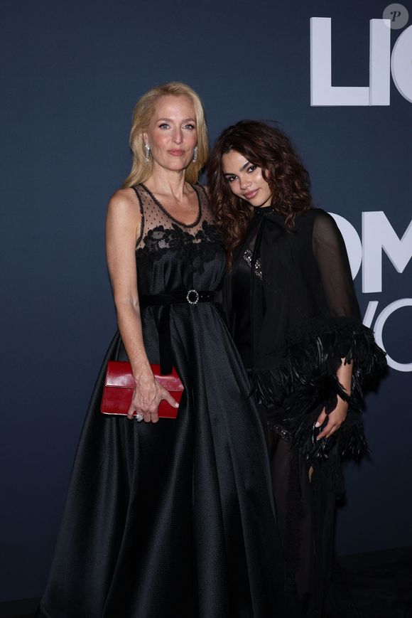 Gillian Anderson et Ariana Greenblatt - Photocall de la soirée "LOreal Lights on women's worth" lors du 79ème Festival international du Film de Cannes le 22 mai 2026.
© Denis Guignebourg / Bestimage