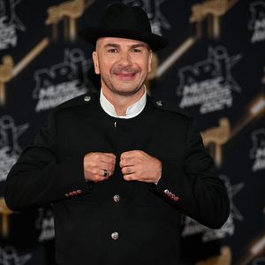 Michael Youn au photocall de la 26ème édition des NRJ Music Awards à Cannes, le 1er novembre 2024. © Bebert-Guignebourg/Bestimage