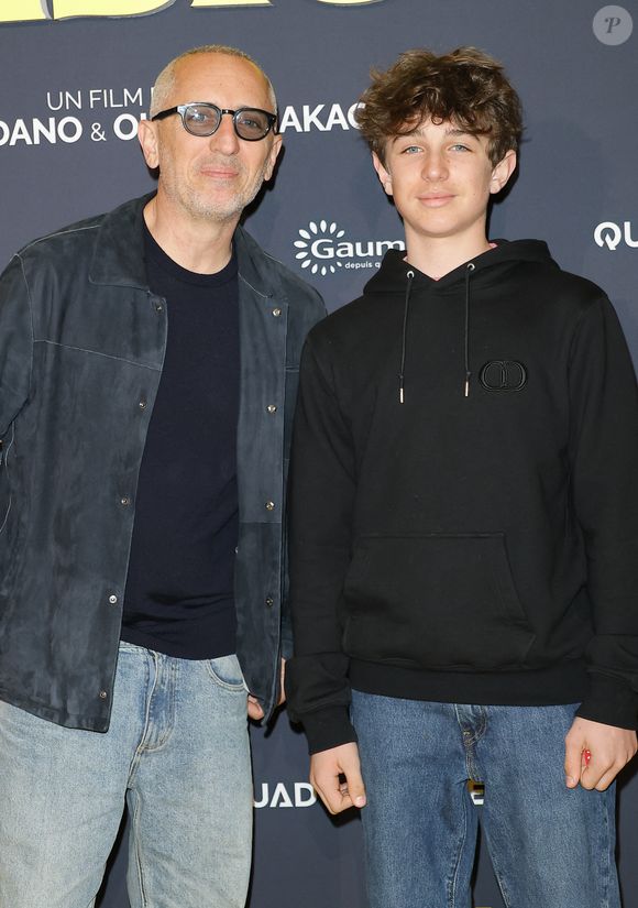 Raphaël a pris la pose aux côtés de son père, offrant un moment complice apprécié des photographes et du public.

Gad Elmaleh et son fils Raphaël - Première du film "Juste une illusion" au cinéma Le Grand Rex à Paris le 22 mars 2026. © Coadic Guirec/Bestimage