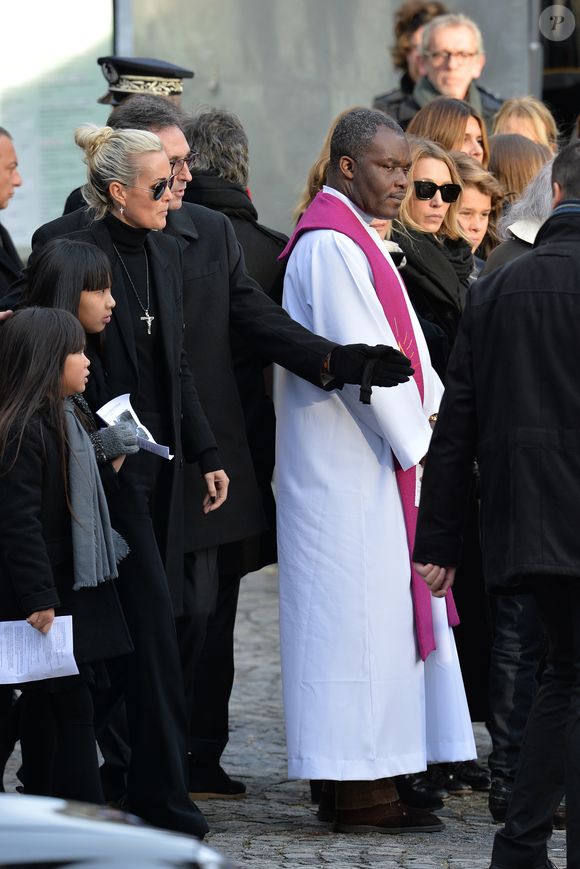 Laeticia Hallyday, ses filles Joy et Jade - Sorties de l'église de la Madeleine après les obsèques de Johnny Hallyday à Paris le 9 décembre 2017.
© Veeren / Bestimage