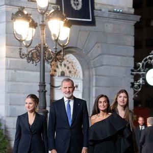 L'infante Leonor, le roi Felipe VI, la reine Letizia, la princesse Sofia - La famille royale d'Espagne à la sortie de la cérémonie de remise des prix "Princess of Asturias" au Campoamor Theatre à Oviedo. Le 25 octobre 2024