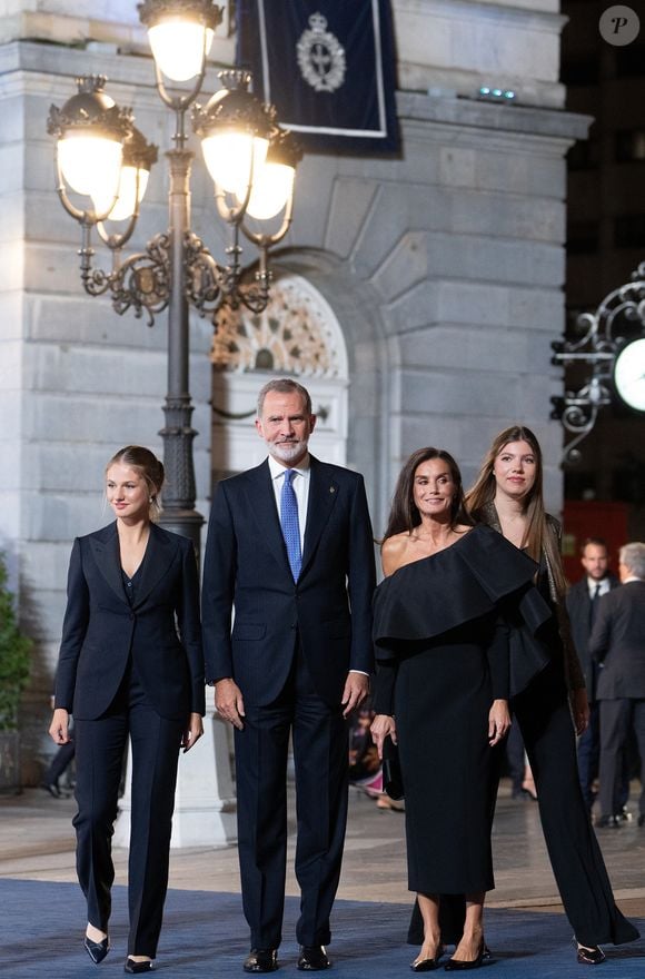 L'infante Leonor, le roi Felipe VI, la reine Letizia, la princesse Sofia - La famille royale d'Espagne à la sortie de la cérémonie de remise des prix "Princess of Asturias" au Campoamor Theatre à Oviedo. Le 25 octobre 2024