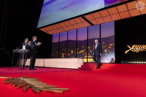 Laurent Lafitte, Leonardo DiCaprio et Robert De Niro (palme d'or d'honneur) - Les célébrités lors de la cérémonie d'ouverture du 78ème Festival International du Film de Cannes, le 13 mai 2025.

© Borde / Jacovides  / Moreau / Bestimage