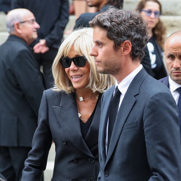 Brigitte Macron et Gabriel Attal - Sorties des obsèques de Thierry Ardisson en l’église Saint-Roch de Paris, France, le 17 juillet 2025. © Clovis-Jacovides/Bestimage