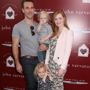 Son épouse, Kimberly Van Der Beek, n’a pas manqué d’avoir une pensée pour lui et de lui rendre hommage à cette occasion bien spéciale.
James Van Der Beek, sa femme Kimberly Van Der Beek, et leurs enfants Olivia Van Der Beek et Joshua Van Der Beek - Soirée de charité annuelle John Varvatos à West Hollywood, le 13 avril 2014. FAMEFLYNET / BESTIMAGE