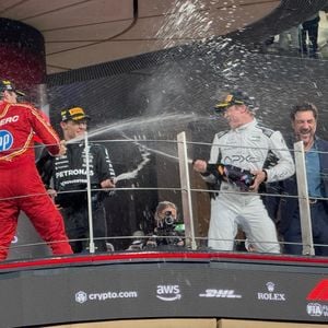 Brad Pitt et Javier Bardem tournent une scène d'un film sur la Formule 1 à Abu Dhabi.