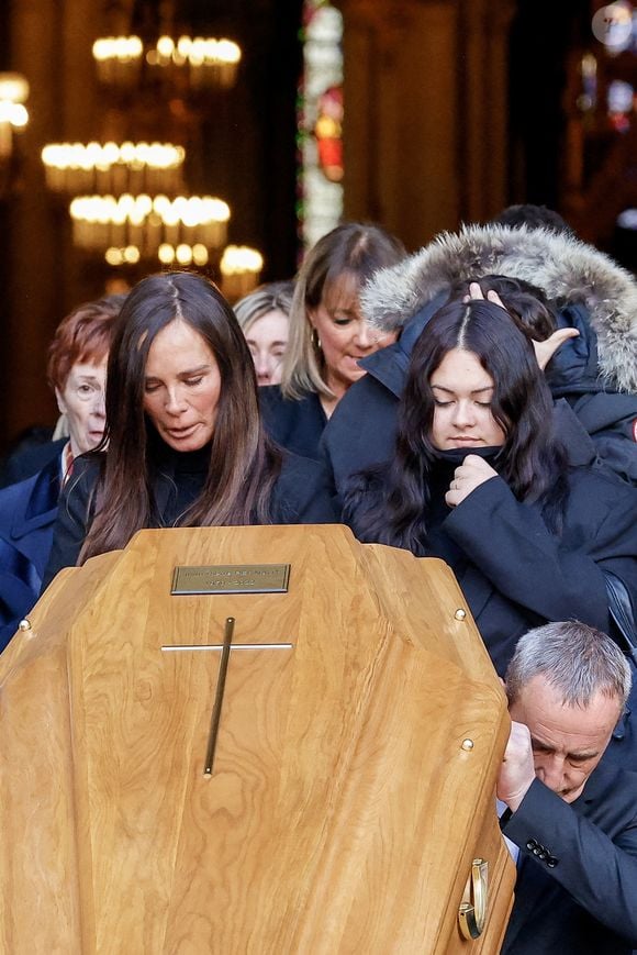 Nathalie Marquay et sa fille Lou - La famille de Jean-Pierre Pernaut à la sortie des obsèques en la Basilique Sainte-Clotilde à Paris le 9 mars 2022. © Cyril Moreau/Bestimage