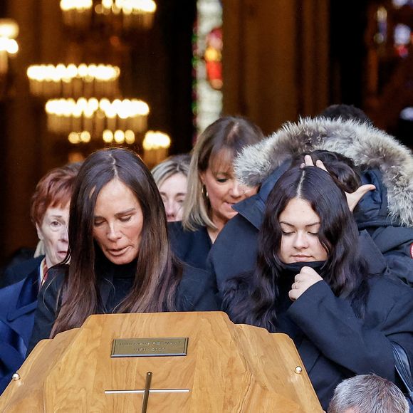 Nathalie Marquay et sa fille Lou - La famille de Jean-Pierre Pernaut à la sortie des obsèques en la Basilique Sainte-Clotilde à Paris le 9 mars 2022. © Cyril Moreau/Bestimage