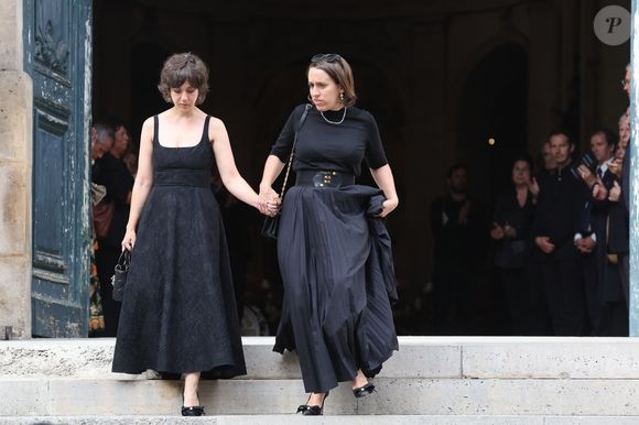 Manon et Ninon Ardisson - Sorties des obsèques de Thierry Ardisson en l’église Saint-Roch de Paris, France, le 17 juillet 2025. © Clovis-Jacovides/Bestimage
