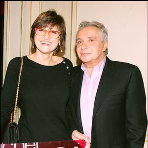 Pour tenter de sauver leurs plantations, le couple a avoué avoir acheté toute la collection des livres "pour les nuls". Reste à voir si l'achat s'est avéré efficace depuis.

Exclusif - Michel Sardou et Anne-Marie Périer. Michel Sardou a reçu un double disque de platine pour son album "Du plaisir". 

©BestImage