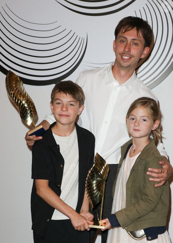 Nathan Ambrosioni, Manoa Varvat et Nina Birman  - Valois de diamant : « Les Enfants vont bien », de Nathan Ambrosioni (France) et Mention spéciale du jury : Manoâ Varvat et Nina Birman, les deux très jeunes acteurs des « Enfants vont bien » - Cérémonie de remise des prix lors de la 18ème édition du Festival du Film Francophone d'Angoulême (FFA) le 30 août 2025 à Angoulême.
© Guirec Coadic / Bestimage