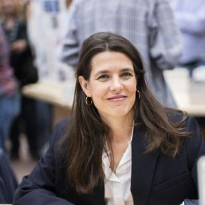 Elle a fait couler beaucoup d'encre en début d'année avec la sortie de son premier essai : "La fêlure".

Charlotte Casiraghi lors du Salon du livre de Paris, le 17 avril 2026 à Paris, en France. Photo : Eliot Blondet/ABACAPRESS.COM