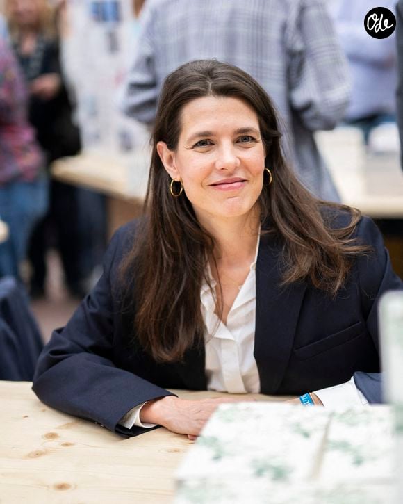 Elle a fait couler beaucoup d'encre en début d'année avec la sortie de son premier essai : "La fêlure".

Charlotte Casiraghi lors du Salon du livre de Paris, le 17 avril 2026 à Paris, en France. Photo : Eliot Blondet/ABACAPRESS.COM